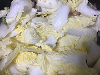 9、香辣娃娃菜,下娃娃菜翻炒，整个过程不需要加一滴水