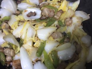 10、香辣娃娃菜,娃娃菜叶变软后仍然继续翻炒，到娃娃菜的菜梗变得有些透明为止