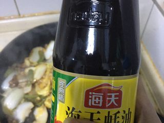 12、香辣娃娃菜,加入酱油和蚝油