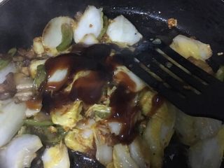 13、香辣娃娃菜,持续翻炒到均匀上色