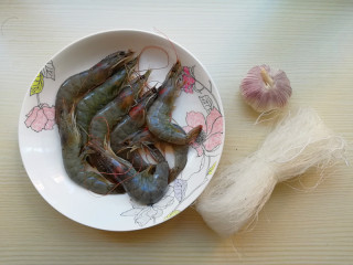 1、蒜蓉粉丝蒸大虾,准备好所需材料