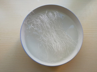 2、蒜蓉粉丝蒸大虾,将粉丝放在清水中泡发变软
