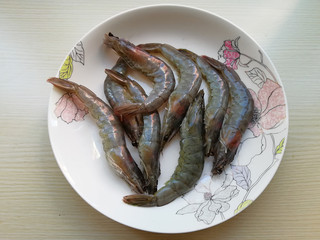 3、蒜蓉粉丝蒸大虾,将大虾剪去虾须、虾枪、虾足，挑去虾线，洗净