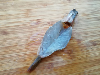 4、蒜蓉粉丝蒸大虾,将大虾用刀将脊背处片开