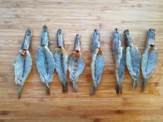 5、蒜蓉粉丝蒸大虾,其余依样做好
