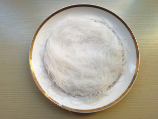 6、蒜蓉粉丝蒸大虾,将泡好的粉丝铺在盘底