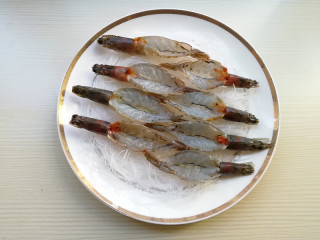 7、蒜蓉粉丝蒸大虾,上面放上大虾