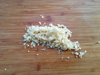 8、蒜蓉粉丝蒸大虾,将大蒜剁成蒜蓉