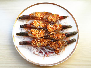 11、蒜蓉粉丝蒸大虾,将调好的蒜蓉汁浇在大虾的开背处