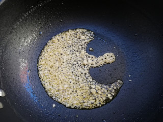 9、蒜蓉粉丝蒸大虾,锅加油烧热，下入一半的蒜蓉，小火炒香