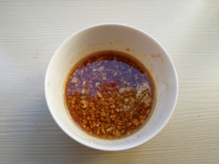 10、蒜蓉粉丝蒸大虾,将炒好的蒜蓉盛出放在碗内，加入剩下一半的蒜蓉，加入蒸鱼豉油，料酒，胡椒粉，少许盐，搅拌均匀