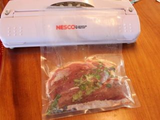 1、在家也可以轻松舒肥,sous vide是将食材以真空包装处理后，置于温度摄氏50-60度间的温水中长时间隔水烹调。所以第一：要有一台真空包装处理机。