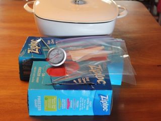 2、在家也可以轻松舒肥,没有真空包装处理机，可以利用容易取的的夹练袋。ZIP夹练袋低于90℃是不会溶出任何物质，美国FDA的认可是可以拿来做加热食物调理的。