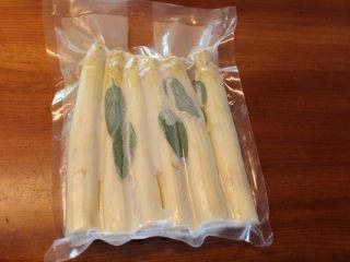 3、在家也可以轻松舒肥,Zip夹练袋和真空包装塑料袋采用的材质都是不含双酚A的聚乙烯，分解的温度是摄氏90.5度。Sous vide烹调的温度不会超过这个温度。