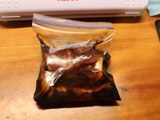 4、在家也可以轻松舒肥,有了袋子怎样变真空呢？有人会说用跟吸管吸掉空气就可以了，但是常常会有一些汤汁油汁，用吸管就不是很合适。