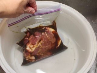 5、在家也可以轻松舒肥,将将汤汁和食材放入夹练袋，将袋子慢慢放入一大盆水中，大气压力和水的压力会将袋内的空气赶出，在最终的时候封口，就可以做出几乎真空的封口袋。