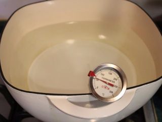 6、在家也可以轻松舒肥,第二个条件：要有一台恒温加热的温水机。这机器很贵，没有没关系，只要有一根铁制料理温度计和大铁铸锅就可以。没有铁铸锅，大陶锅或厚厚的大锅都可以