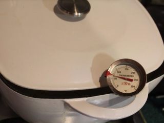 7、在家也可以轻松舒肥,感觉似乎有些麻烦，不过铸铁锅的保温能力很好，只要每30分钟去开一下火，小火2-3分钟后关火，温度又可以维持30分钟。