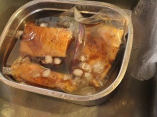 9、在家也可以轻松舒肥,煮好后，如不马上上菜，立即放入冰水退温，放入冰箱冷藏或冷冻保存，等到想吃的时候再泡一下水浴，料理一下就可以立即上菜。