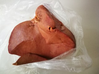 1、#懒人料理#凉拌酸爽猪肝,买来的熟猪肝,半斤。