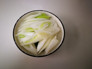 2、#懒人料理#凉拌酸爽猪肝,大葱选葱白,切片。
