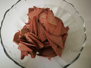 3、#懒人料理#凉拌酸爽猪肝,猪肝切片,不要太厚,当然也不能太薄。