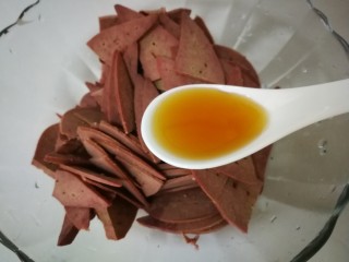 4、#懒人料理#凉拌酸爽猪肝,加两勺芝麻香油。