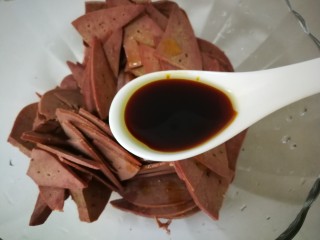 5、#懒人料理#凉拌酸爽猪肝,加四到五勺醋。