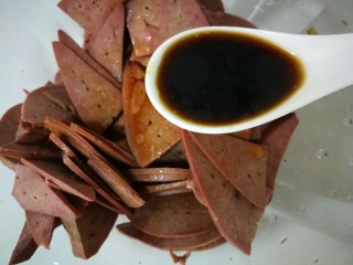 6、#懒人料理#凉拌酸爽猪肝,加一勺生抽。