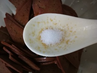 7、#懒人料理#凉拌酸爽猪肝,加适量盐。