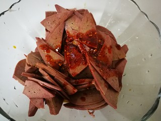 8、#懒人料理#凉拌酸爽猪肝,加适量红油辣椒,并拌匀。