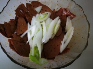 9、#懒人料理#凉拌酸爽猪肝,再放入切好的葱白。