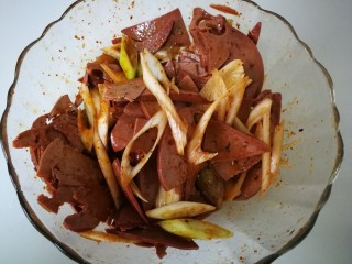 10、#懒人料理#凉拌酸爽猪肝,再次拌均匀。