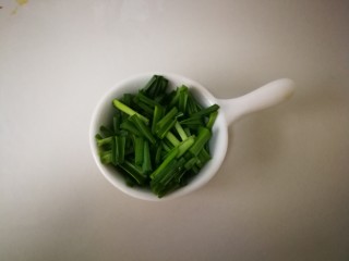 11、#懒人料理#凉拌酸爽猪肝,然后切点蒜苗,撒上面。