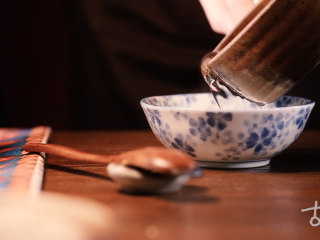 1、【清·麻团】圆圆麻团儿，裹进甜蜜，揉得团圆,将砂糖放到开水中搅拌融化。