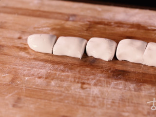 2、【清·麻团】圆圆麻团儿，裹进甜蜜，揉得团圆,倒入糯米粉,和成软硬合适的糯米团，将糯米团分成大小均匀的剂子 。