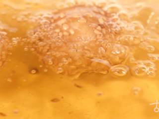 4、【清·麻团】圆圆麻团儿，裹进甜蜜，揉得团圆,油温至四成热，放入麻团浸炸；并不时用铲子轻轻搅动；待麻团快漂起时，用笊篱捞出，用铲子轻轻按压，压稍扁后放入锅里复炸，反复两三次后，等麻团变圆飘起、至金黄色后捞出。