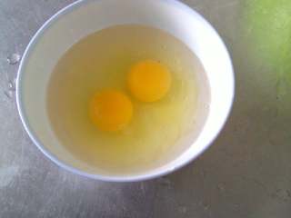 1、蒸鸡蛋羹,把鸡蛋打入碗中打鸡蛋时要用另一个碗