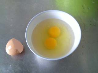 2、蒸鸡蛋羹,放入同量的水，可以用半个鸡蛋壳测量。