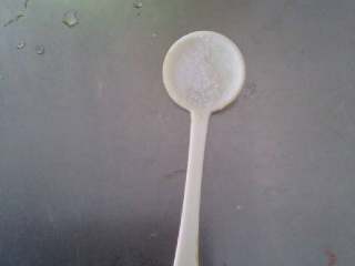 3、蒸鸡蛋羹,如图加入一点点盐调味。