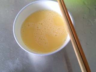 4、蒸鸡蛋羹,将鸡蛋打出泡泡