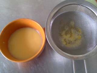 5、蒸鸡蛋羹,用漏网把泡泡漏到，为了更加美观，这是要放入蒸锅的碗，不要太厚