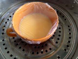 6、蒸鸡蛋羹,将碗盖上一层保鲜膜，为了防止水蒸气进入