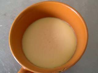 9、蒸鸡蛋羹,这样就出锅了，如果你觉的鸡蛋羹太过光滑，可以加一些小点缀