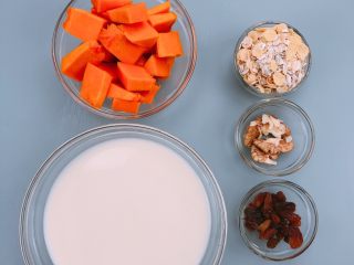 1、冬日暖心菜   牛奶燕麦南瓜糊,按照食材的种类和重量，备好