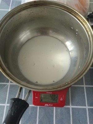 1、原味曲奇,将砂糖倒入牛奶中，加热至砂糖溶化即可收火