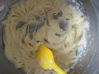 2、原味曲奇,黄油软化至手一按很软的状态，用电动打发至丝滑状态，，，颜色偏白