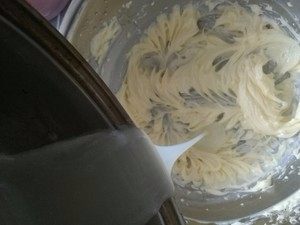 4、原味曲奇,分次加入冷却后的牛奶，继续搅打