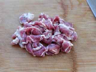 2、荷兰豆炒肉,将猪肉切薄片