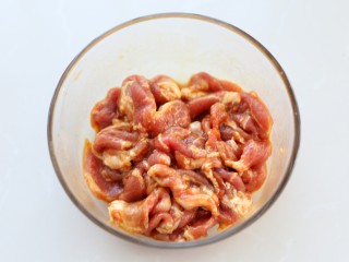 4、荷兰豆炒肉,抓拌均匀后腌制15分钟左右